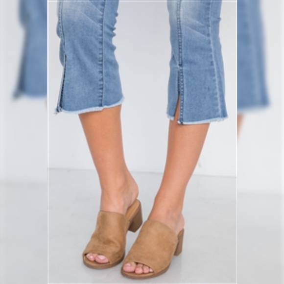 🆕Mid rise jean flare frayed light blue cropped - Picture 3 of 4